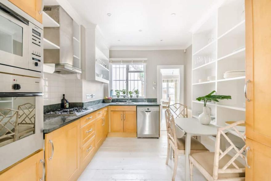 Elegant 2-bed flat w/ private terrace in South Kensington, West London