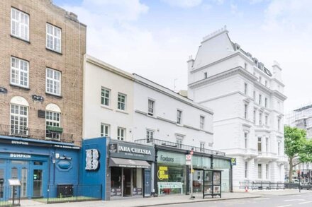 Elegant 2-bed flat w/ private terrace in South Kensington, West London