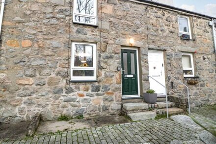 14 NEW STREET, pet friendly, character holiday cottage in Trefor