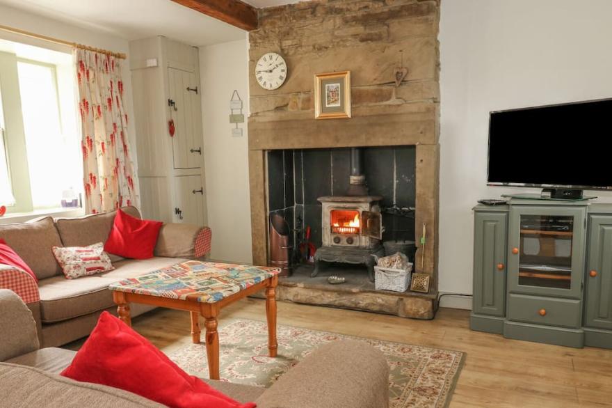 BAY COTTAGE, pet friendly, with open fire in Haworth