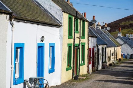 Self catering: luxury 4 -bedroom eco-home in beautiful Southern Uplands village