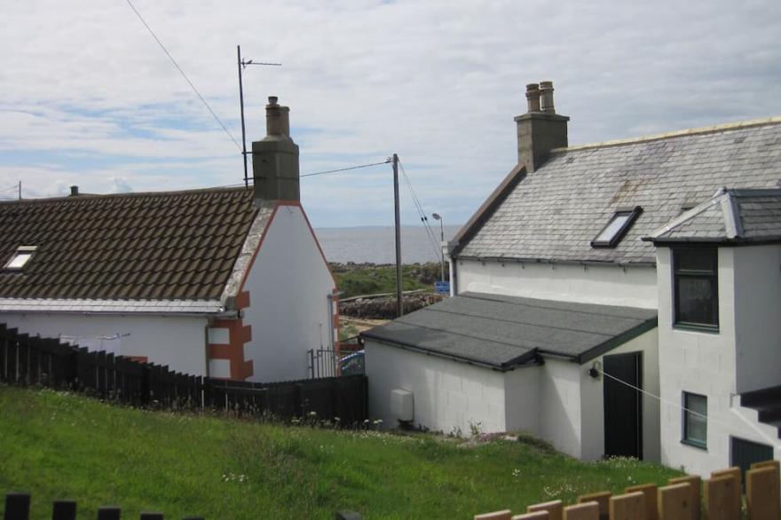 Findochty Holiday Cottage - Cosy Cottage With Private Garden And Sea View