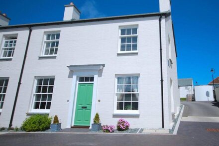 BRAND NEW 3 BED COTTAGE SLLEPS 6 WIFI PARKING PENTIRE FISTRAL BEACH NR TOWN