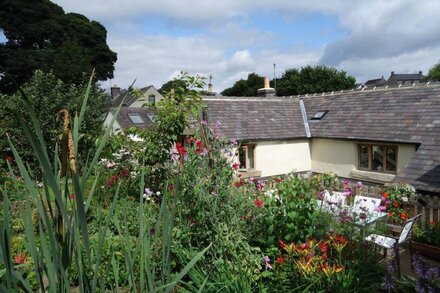 Luxury Cottage Sleeping 8, Pet Friendly in Historic Village of Tideswell.