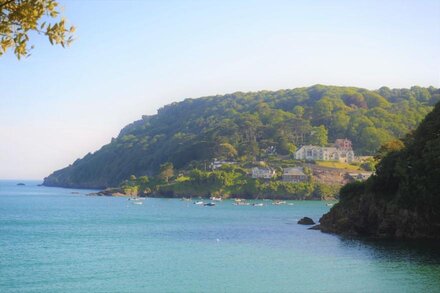 Apartment With Sea Views Of South Sands Beach, Salcombe With Parking for 2 cars.