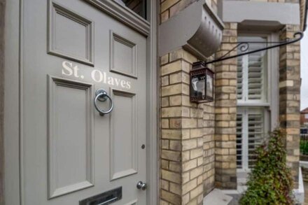 34 St Olave's  - sleeps 7 guests  in 3 bedrooms