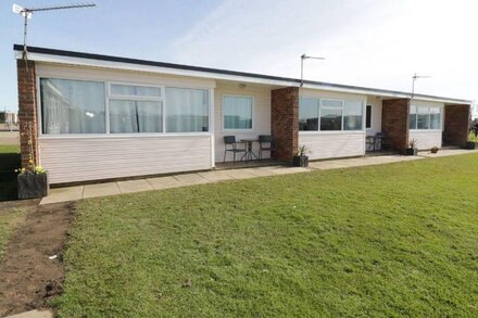 5* Light & Airy Chalet 5min walk 2 beach nr BroadsSunbeach Chalets 143 a contemp