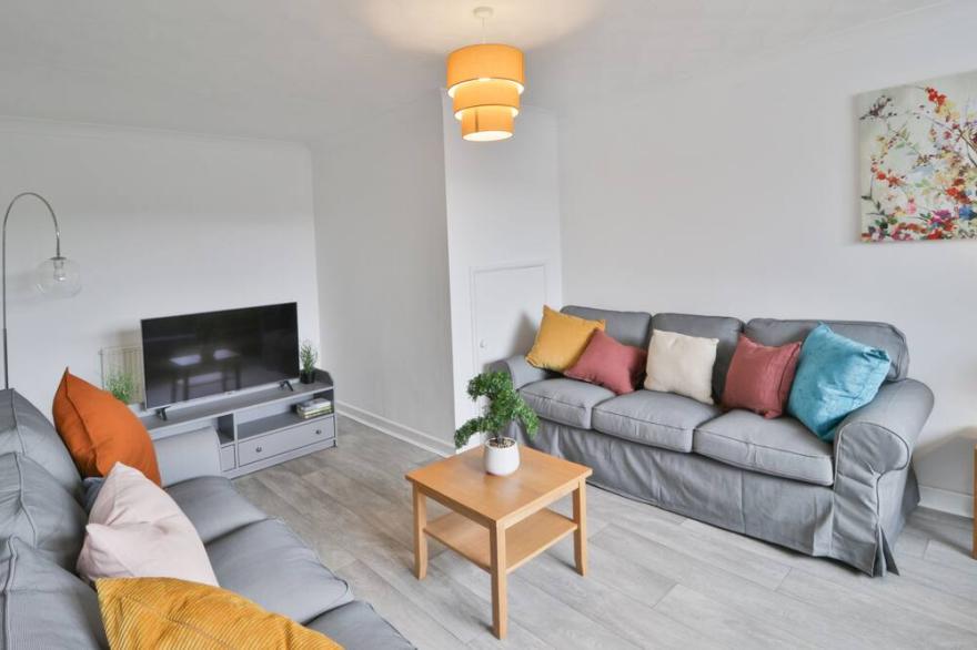 Sleeps 11, 2 Bath Bungalow - Parking & Free Wifi