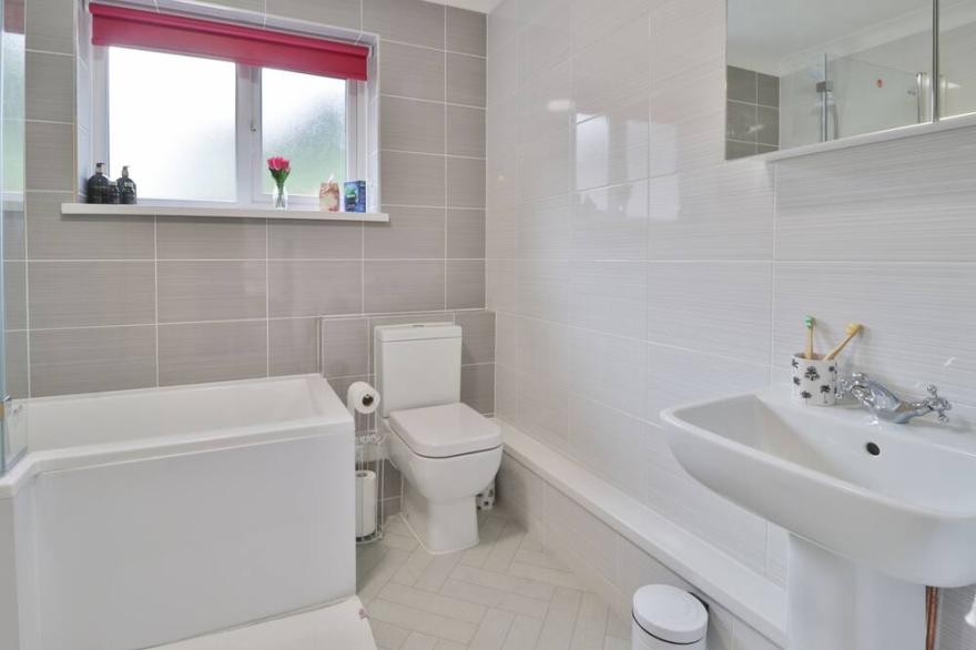 Sleeps 11, 2 Bath Bungalow - Parking & Free Wifi
