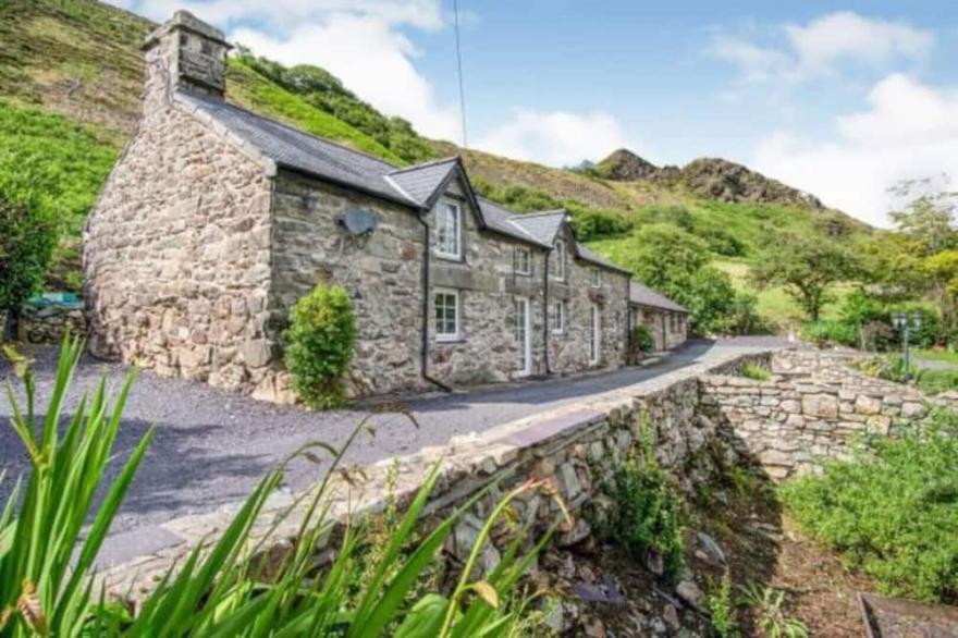 Luxurious Holiday Retreat In Snowdonia Sleeps Upto 10