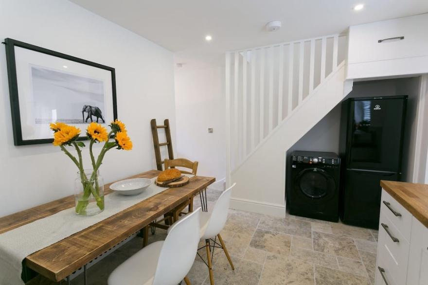 Shell Cottage -  a dog that sleeps 4 guests  in 2 bedrooms