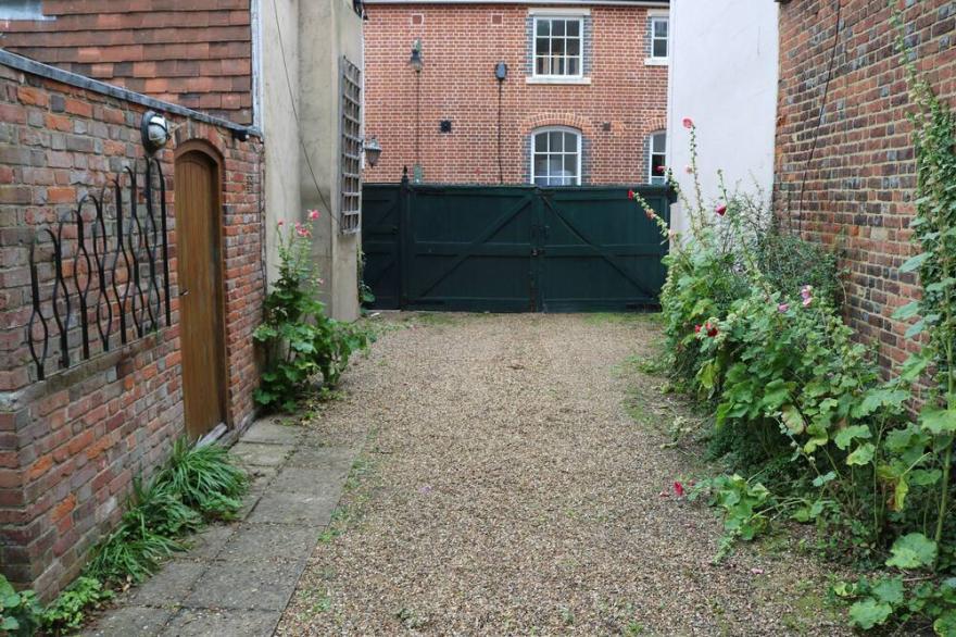 Canterbury Townhouse, Charming, Spacious, Private Garden, Off Street Parking