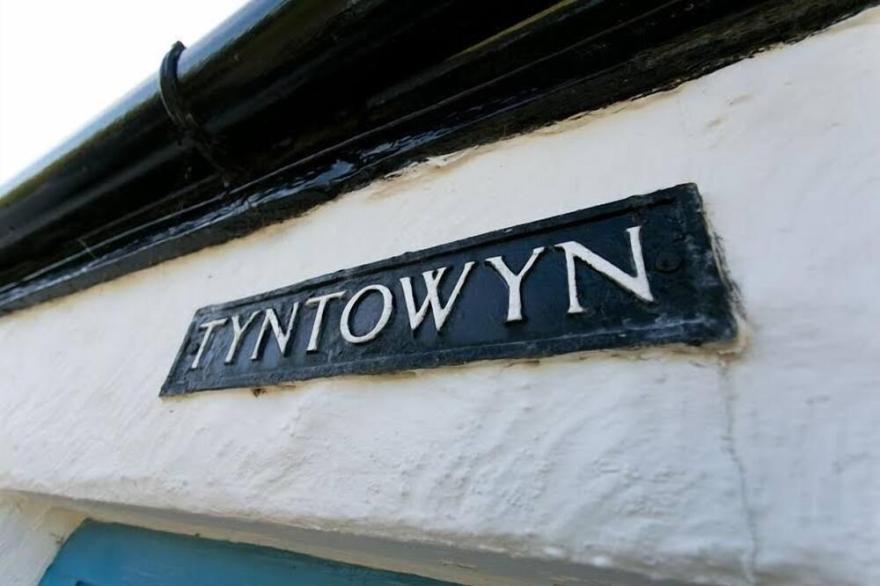 Tyn Towyn -  A Coastal That Sleeps 4 Guests  In 2 Bedrooms