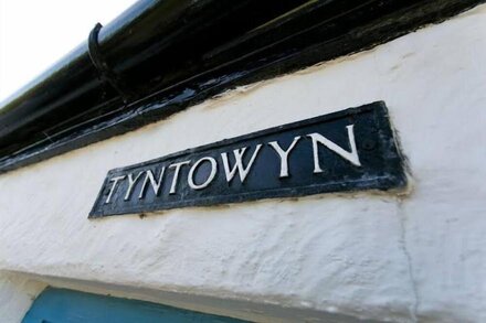 Tyn Towyn -  a coastal that sleeps 4 guests  in 2 bedrooms