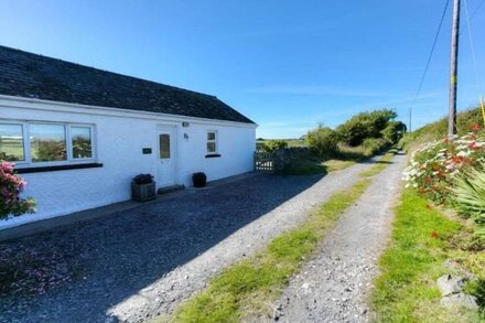 Pandy Aberffraw -  a dog that sleeps 4 guests  in 2 bedrooms