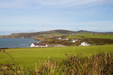 Ty Deryn Y Mor -  a sea view that sleeps 6 guests  in 2 bedrooms