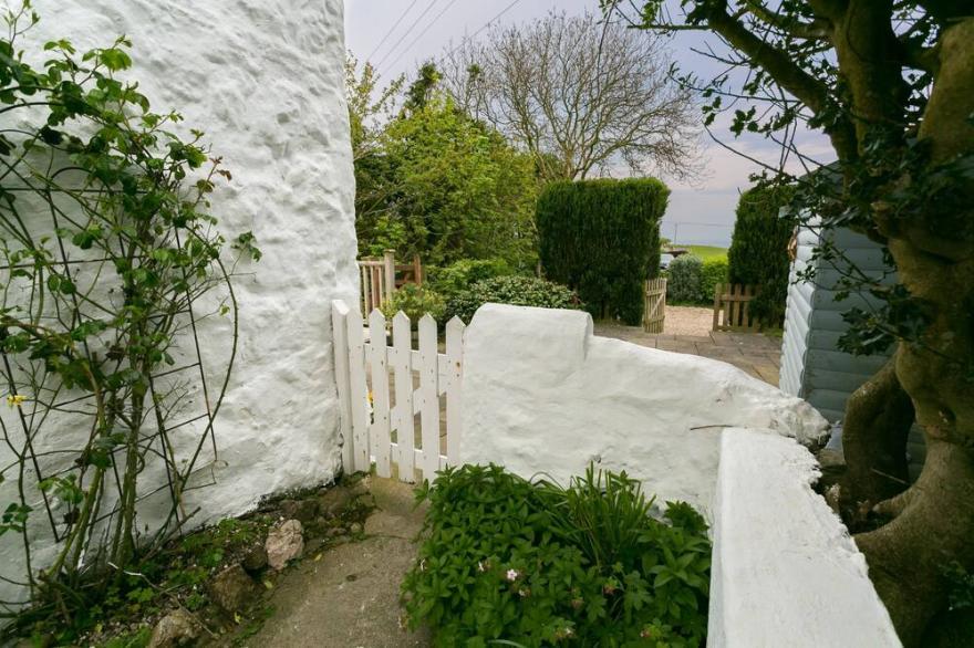 Hen Tyn Y Mynydd -  A Dog That Sleeps 6 Guests  In 3 Bedrooms