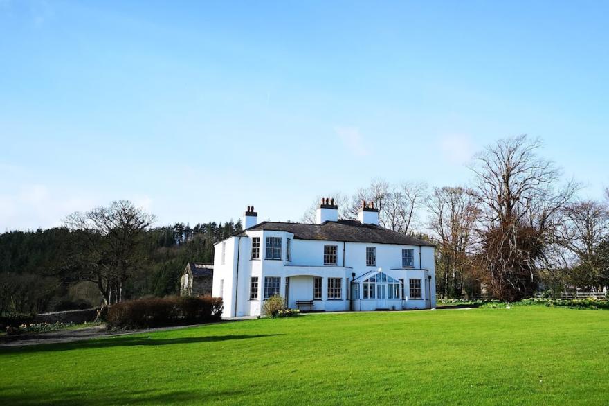 Plas Cichle -  A Dog That Sleeps 12 Guests  In 5 Bedrooms