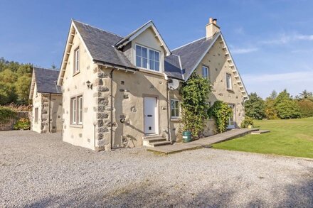 ROWAN HOUSE, pet friendly, luxury holiday cottage in Bonar Bridge