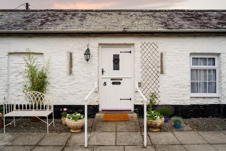 Comfortable contemporary cottage on dog-friendly Devonshire country estate