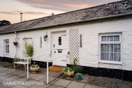 Comfortable contemporary cottage on dog-friendly Devonshire country estate