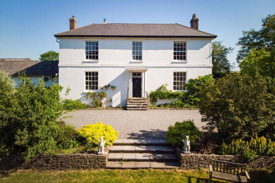 Spacious Stylish Self-Contained Wing Of Georgian Manor House