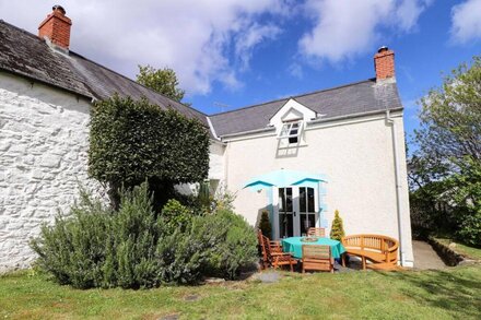 TYDDYN BACH, family friendly in Newport, Pembrokeshire