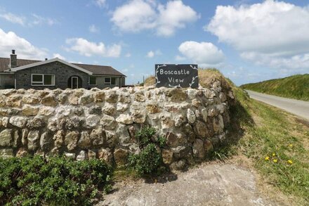 BOSCASTLE VIEW, pet friendly, with open fire in Boscastle