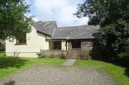 APPLETREE COTTAGE, pet friendly, with open fire in Haverfordwest