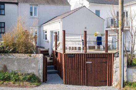 Lan Y Mor: Pet-friendly beachside cottage in Rhosneigr for six guests