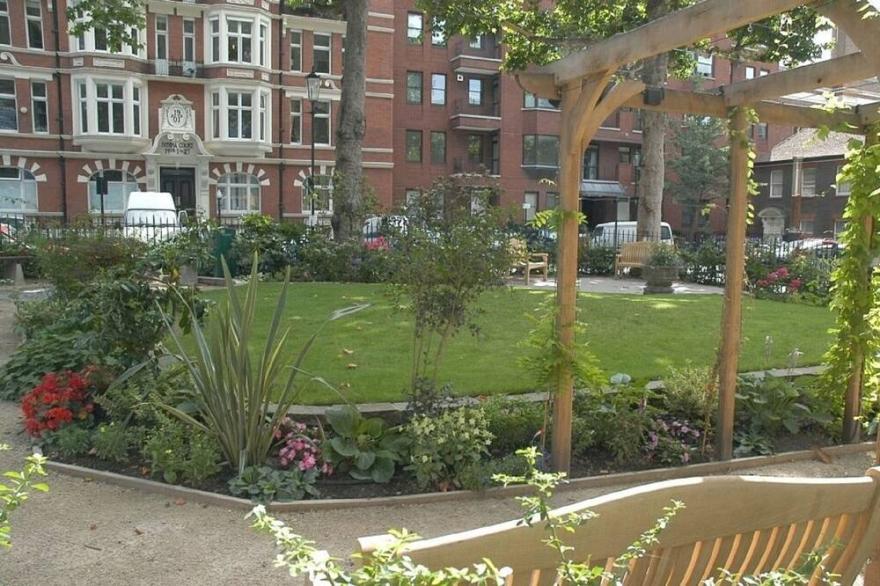 Kensington  Lux 1 bed apt in prestigious block on secluded square & private gdn