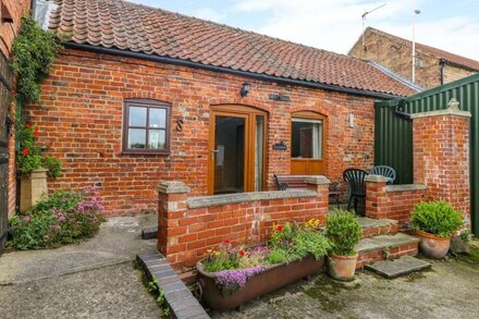 TICKLEPENNY, pet friendly, character holiday cottage in Louth