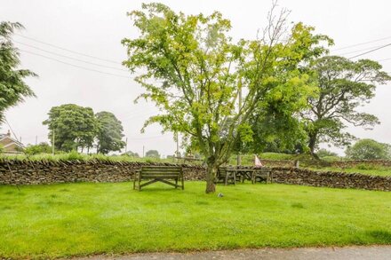 WAGTAIL NEST, pet friendly, with hot tub in Scalby