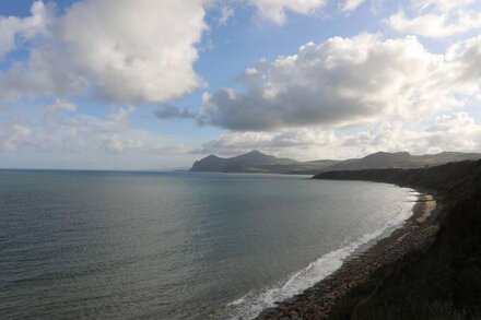 SGUBOR GEIRCH, pet friendly, character holiday cottage in Nefyn