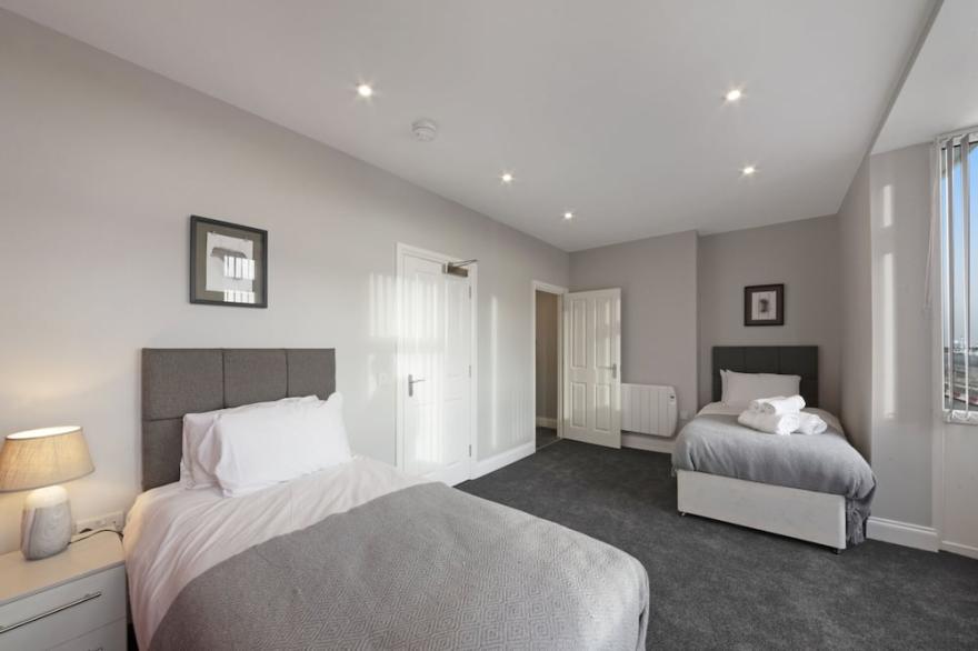 K Suites - Modern Waterside  Apt w/ FREE parking