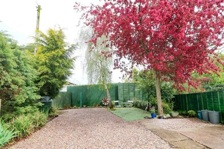 THE MILL WHEEL, romantic, character holiday cottage in Doveridge