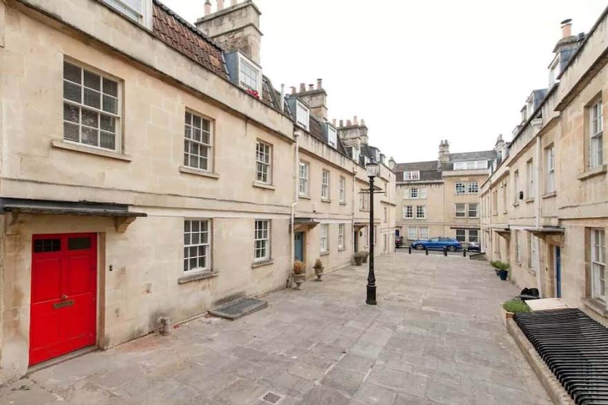 Beautiful 2 Bed City Centre Apartment In Georgian Mews House With Garden.