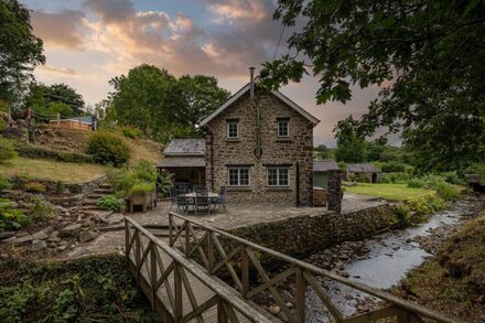 Luxury Cottage with hot tub, sleeps 8. Wales