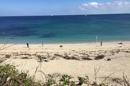 Only 2 minute walk to Falmouth's Gyllyngvase Beach with parking. Sleeps 4.