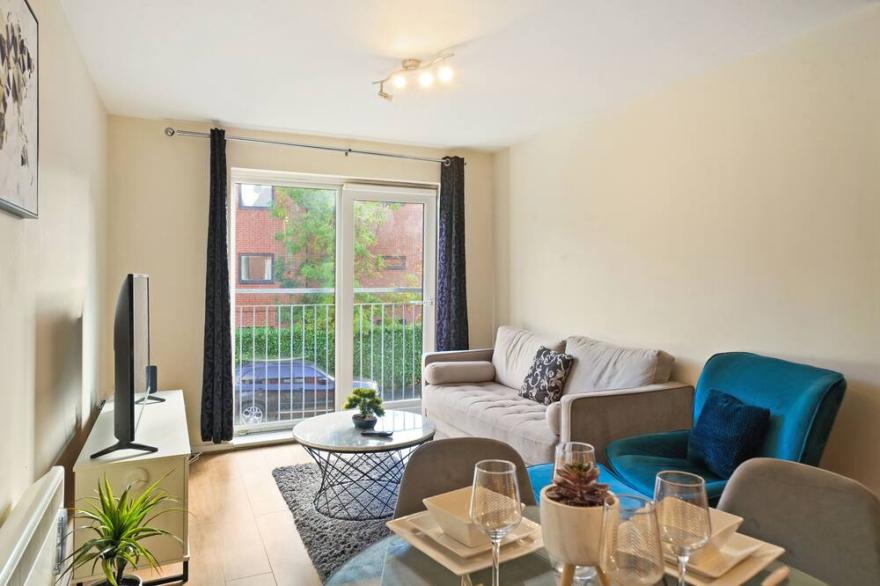Modern 2BR Flat, Central Location - Free Parking