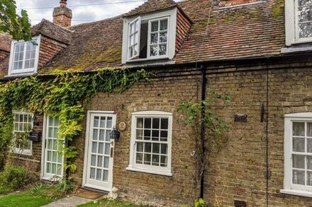 Cosy period cottage close to local beaches and Canterbury