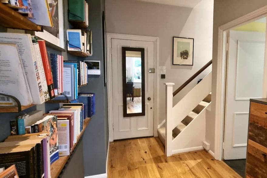 Duplex Apartment with roof terrace in quiet tree lined street.