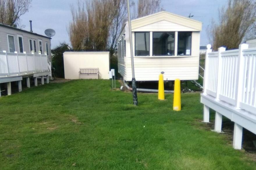 Charming 3-Bed Caravan In Camber  Food Rest