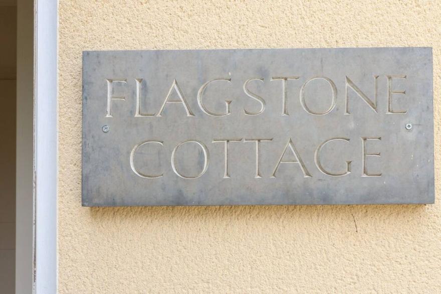 FLAGSTONE COTTAGE, character holiday cottage in Stow-On-The-Wold