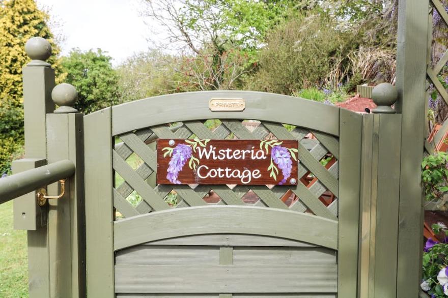 WISTERIA COTTAGE, pet friendly, character holiday cottage in Marldon