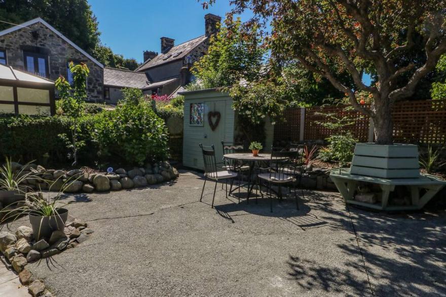 CRABAPPLE COTTAGE, romantic, with open fire in Llanfairfechan