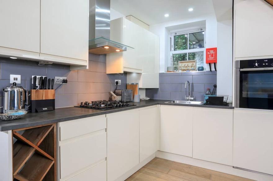 25 LAKE STREET, pet friendly, character holiday cottage in Dartmouth