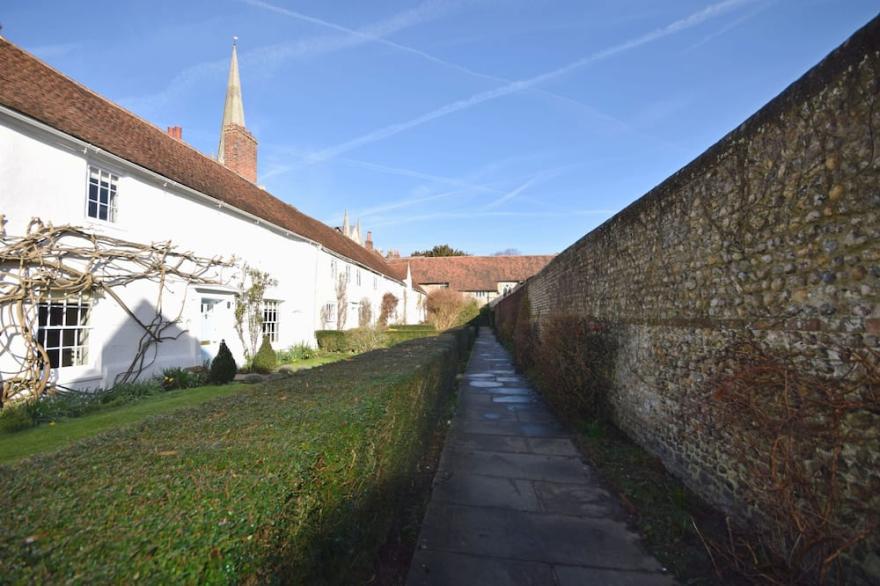 Canon Gate , Chichester Cathedral  - Sleeps 4 Guests  In 2 Bedrooms