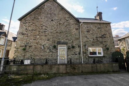 THE OLD SCHOOL HOUSE, pet friendly, country holiday cottage in Bala