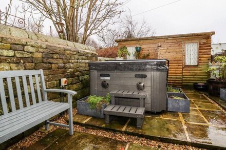 2A CHISERLEY STILE, with hot tub in Hebden Bridge